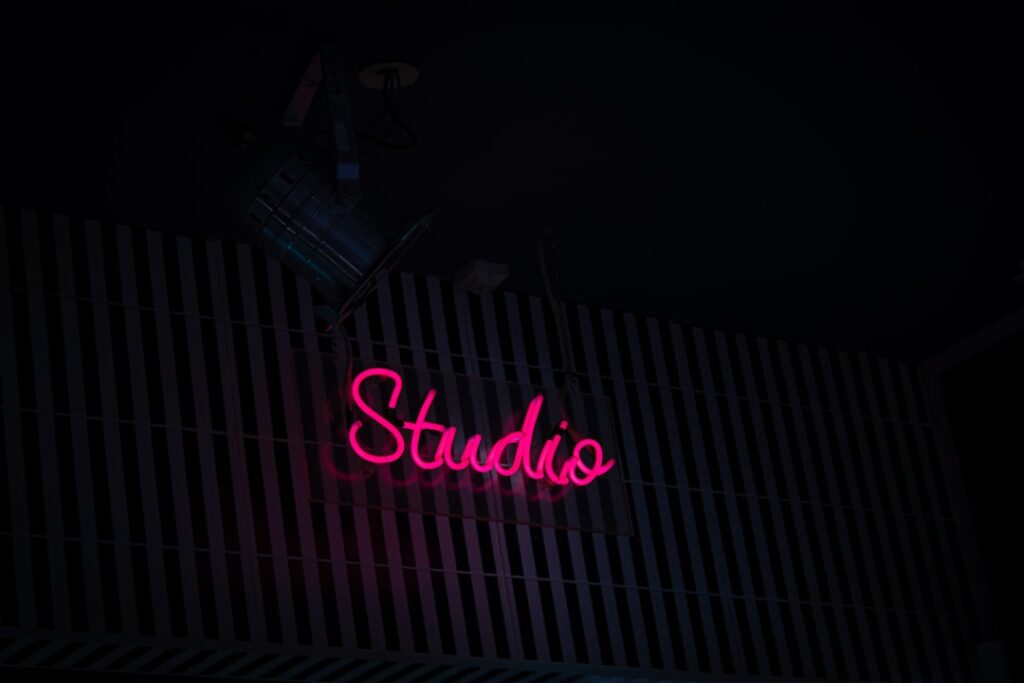 AI 음악 - A cute 3D isometric illustration of a glowing music studio with floating musical notes around a small AI orb on a ...